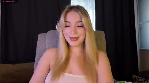 maksisisia online show from March 22, 2:42 pm