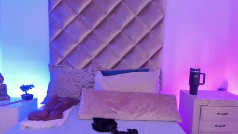Snapshot of malaia_hills chatting on December 3, 1:41 am Call Me Mala online show from December 3, 1:41 am