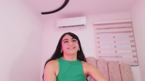 Snapshot of malaia_thompson_ chatting on May 24, 11:59 am malaia thompson online show from May 24, 11:59 am