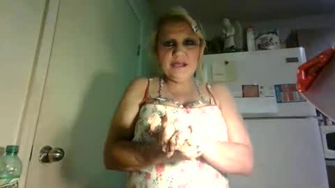 Snapshot of malinda702 chatting on April 6, 5:41 am malinda702 online show from April 6, 5:41 am