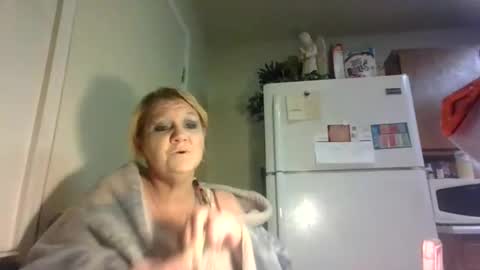 Snapshot of malinda702 chatting on April 7, 3:18 am malinda702 online show from April 7, 3:18 am