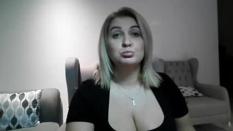 malorine online show from November 30, 7:07 pm