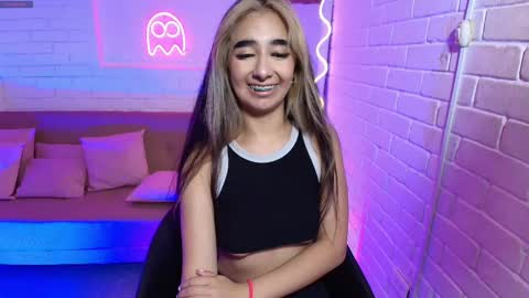 Snapshot of malory_tay chatting on March 2, 7:12 pm Malory online show from March 2, 7:12 pm