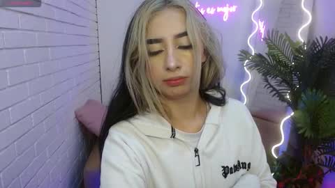 Malory  online show from November 22, 11:31 am