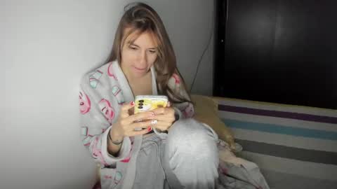 Snapshot of malucam_06 chatting on December 16, 11:18 pm instagram nueela online show from December 16, 11:18 pm
