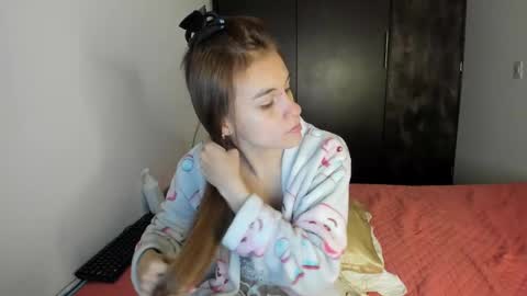 Snapshot of malucam_06 chatting on January 3, 11:33 pm instagram nueela online show from January 3, 11:33 pm
