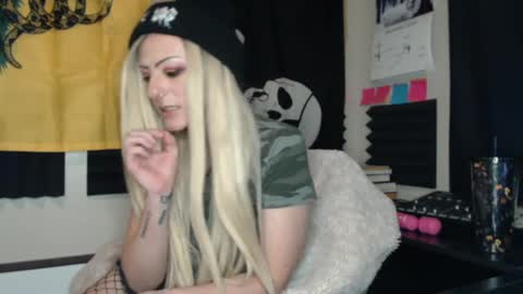 Snapshot of manicmercury chatting on January 2, 3:48 am manicmercury online show from January 2, 3:48 am