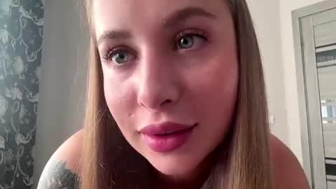 Snapshot of maniebellehumeur chatting on June 11, 12:14 pm Alice online show from June 11, 12:14 pm