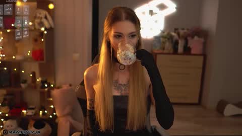 Amelie online show from October 8, 8:50 pm