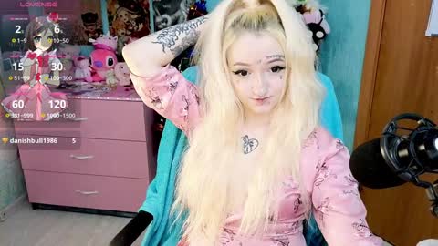 Manuela online show from December 6, 9:35 pm