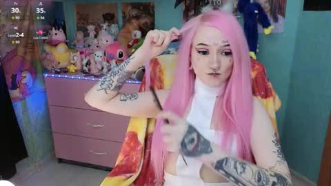 Snapshot of manuela_unicorn chatting on December 4, 8:17 pm Manuela online show from December 4, 8:17 pm