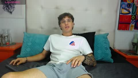 Snapshot of manuelr77 chatting on March 27, 8:26 am Manuel online show from March 27, 8:26 am