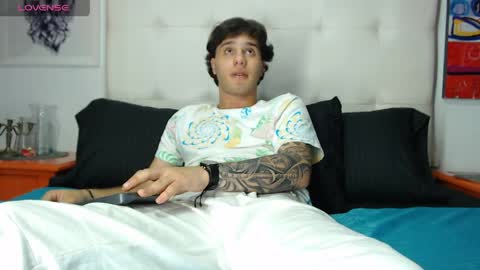 Snapshot of manuelr77 chatting on April 8, 5:18 am Manuel online show from April 8, 5:18 am