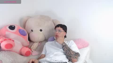 Snapshot of manuelr77 chatting on May 15, 11:12 pm Manuel online show from May 15, 11:12 pm
