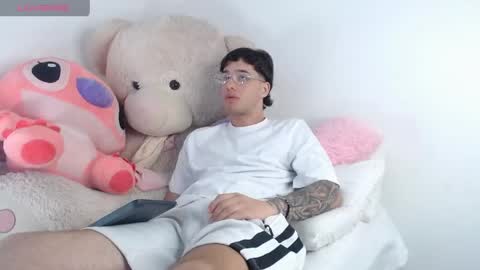 Snapshot of manuelr77 chatting on May 15, 11:56 pm Manuel online show from May 15, 11:56 pm