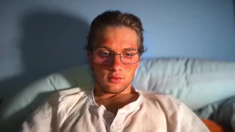 Snapshot of manxoliday chatting on December 15, 2:27 am manxoliday online show from December 15, 2:27 am