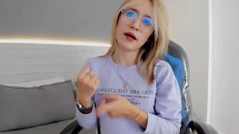 Snapshot of mara_33 chatting on December 13, 8:25 pm mara_33 online show from December 13, 8:25 pm