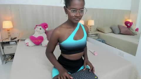 Mara Sinclair online show from June 12, 7:35 pm
