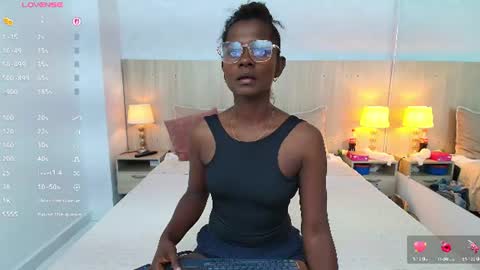 Mara Sinclair online show from July 28, 7:15 pm