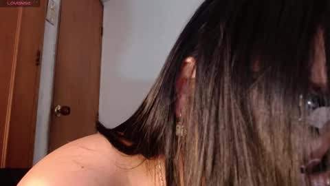 Snapshot of maraa_lee chatting on March 7, 8:33 pm maraa_lee online show from March 7, 8:33 pm