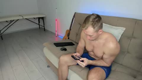 Snapshot of marc105100 chatting on November 5, 9:31 am alex marvelxx online show from November 5, 9:31 am