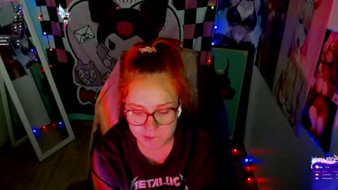 Snapshot of margaret_red chatting on December 6, 12:12 am Margaret online show from December 6, 12:12 am