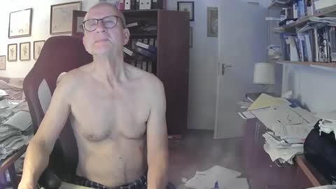 Snapshot of marginalie chatting on November 23, 6:57 am marginalie online show from November 23, 6:57 am