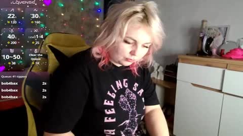 Snapshot of mari_77777 chatting on February 12, 9:31 am Mari online show from February 12, 9:31 am
