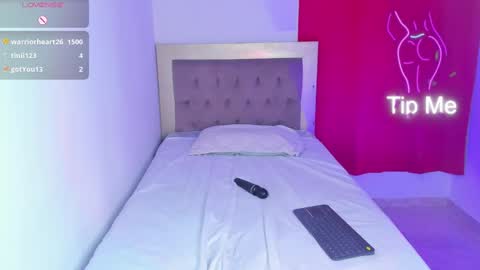 Snapshot of mariam_presley1 chatting on March 10, 12:51 am HELLO GUYS IM NEW online show from March 10, 12:51 am