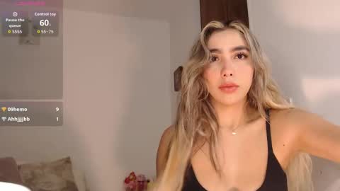 Snapshot of mariana_es chatting on October 8, 1:14 am Mariana online show from October 8, 1:14 am