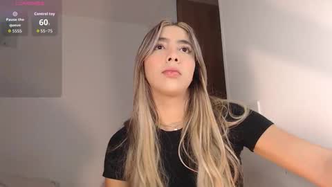 Snapshot of mariana_es chatting on October 21, 10:43 pm Mariana online show from October 21, 10:43 pm