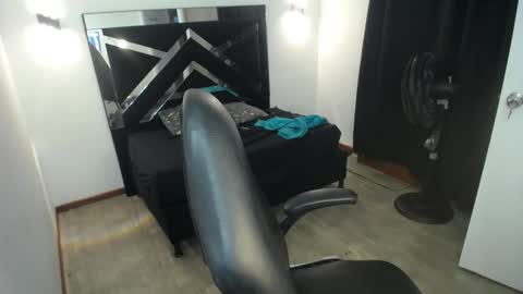 Snapshot of marianarojas_ chatting on June 21, 6:27 am Mariana online show from June 21, 6:27 am
