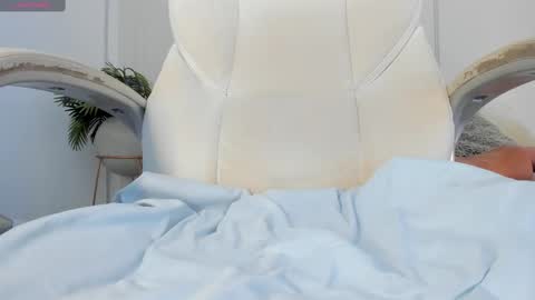 Snapshot of mariapettit chatting on February 25, 12:24 pm Maria Pettit online show from February 25, 12:24 pm
