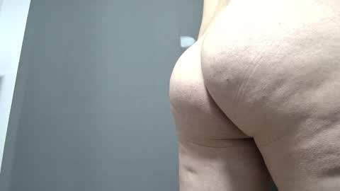 Snapshot of mariiio__bigass chatting on December 18, 10:10 am Mario online show from December 18, 10:10 am