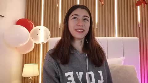 Snapshot of marinette_lux chatting on February 12, 1:17 pm marinette online show from February 12, 1:17 pm