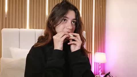 Snapshot of marinette_lux chatting on February 19, 12:45 pm marinette online show from February 19, 12:45 pm