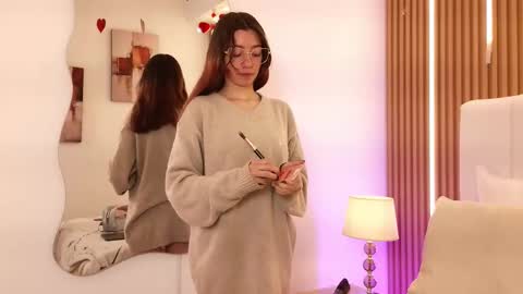 Snapshot of marinette_lux chatting on February 24, 12:36 pm marinette online show from February 24, 12:36 pm