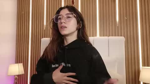 Snapshot of marinette_lux chatting on February 25, 12:48 pm marinette online show from February 25, 12:48 pm