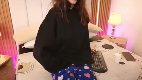 Snapshot of marinette_lux chatting on February 28, 12:50 pm marinette online show from February 28, 12:50 pm