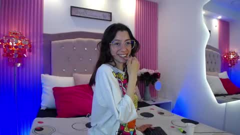 Snapshot of marinette_lux chatting on March 2, 7:54 pm marinette online show from March 2, 7:54 pm