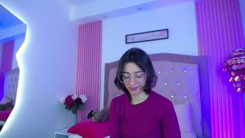 Snapshot of marinette_lux chatting on March 10, 6:24 pm marinette online show from March 10, 6:24 pm