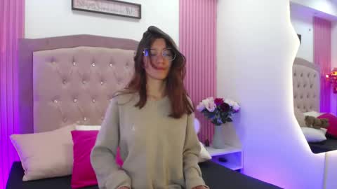 Snapshot of marinette_lux chatting on March 12, 8:48 pm marinette online show from March 12, 8:48 pm