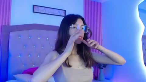 Snapshot of marinette_lux chatting on March 18, 8:01 pm marinette online show from March 18, 8:01 pm