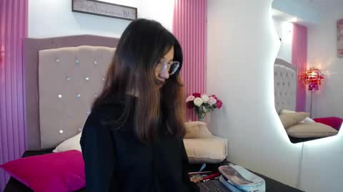 Snapshot of marinette_lux chatting on March 25, 8:37 pm marinette online show from March 25, 8:37 pm