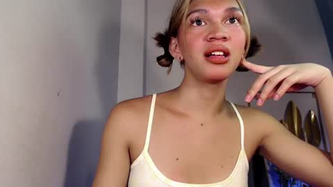 Snapshot of marryme_leixx chatting on June 13, 6:22 am LEIXX online show from June 13, 6:22 am