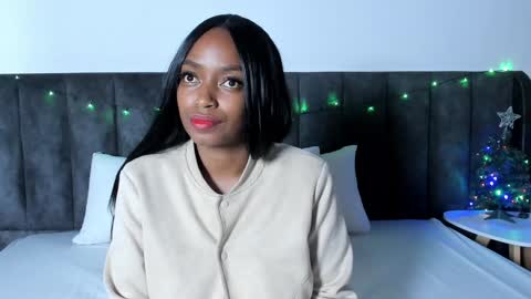 Snapshot of martina_jackson_ chatting on December 15, 11:53 pm Laura online show from December 15, 11:53 pm
