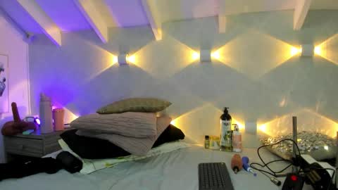 martina mIIler online show from March 24, 12:54 pm