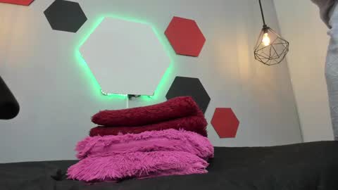 Snapshot of martinaclark chatting on December 4, 7:50 am Martina online show from December 4, 7:50 am