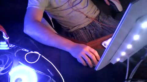 Snapshot of martingillesg chatting on March 28, 12:54 am martingillesg online show from March 28, 12:54 am