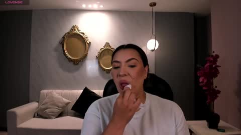 Snapshot of martinnabonnet chatting on February 23, 11:22 am Martinna Bonnet online show from February 23, 11:22 am